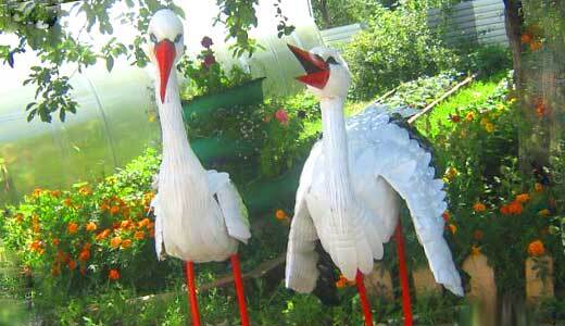 аист из пластиковых бутылок