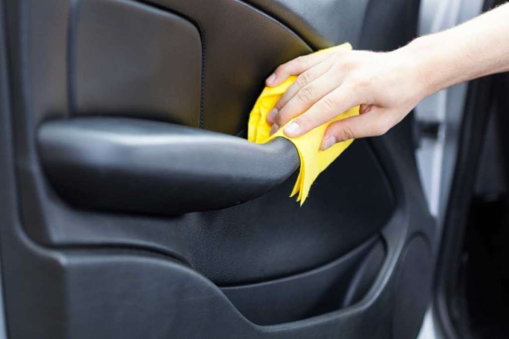 Чистим салон авто: основные советы по эффективной уборке