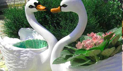 Поделки из пластиковых бутылок - лебеди.