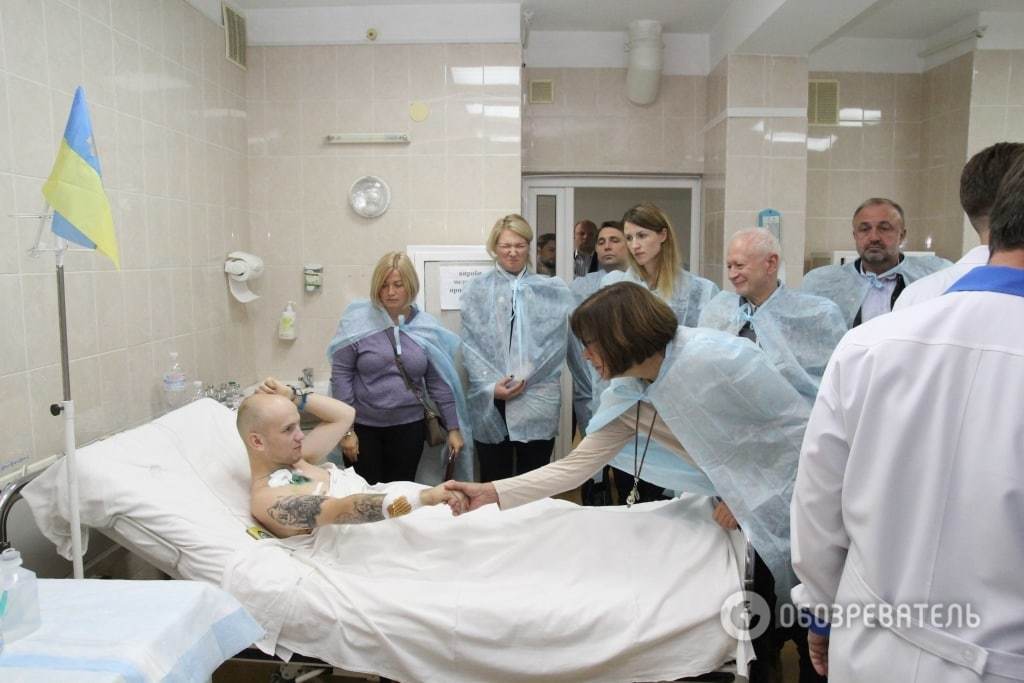 От "перемирия" не осталось свободных коек: Геращенко с евродепутатами навестили раненых в Днепре. Фоторепортаж и видеофакт