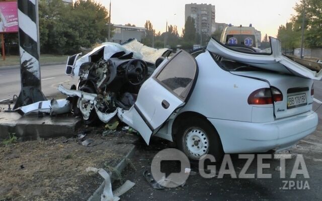 Страшная авария: в Запорожье автомобиль такси влетел в билборд 