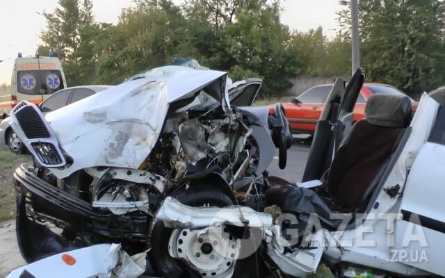 Страшная авария: в Запорожье автомобиль такси влетел в билборд