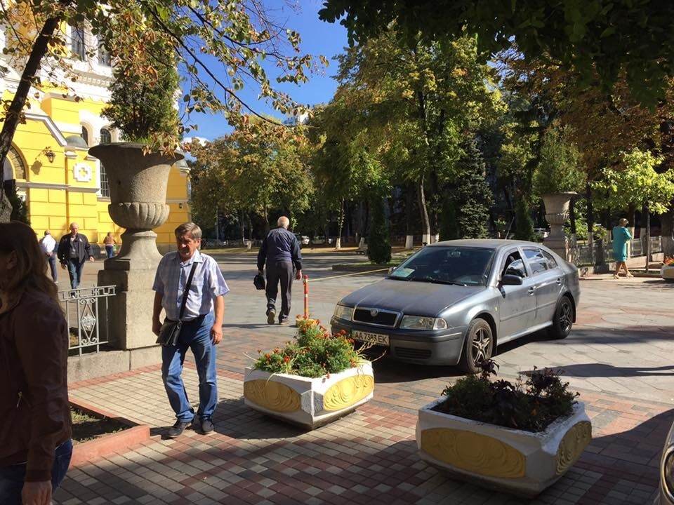 В Киеве автомобиль телеканала News One стал "героем парковки": опубликованы фото