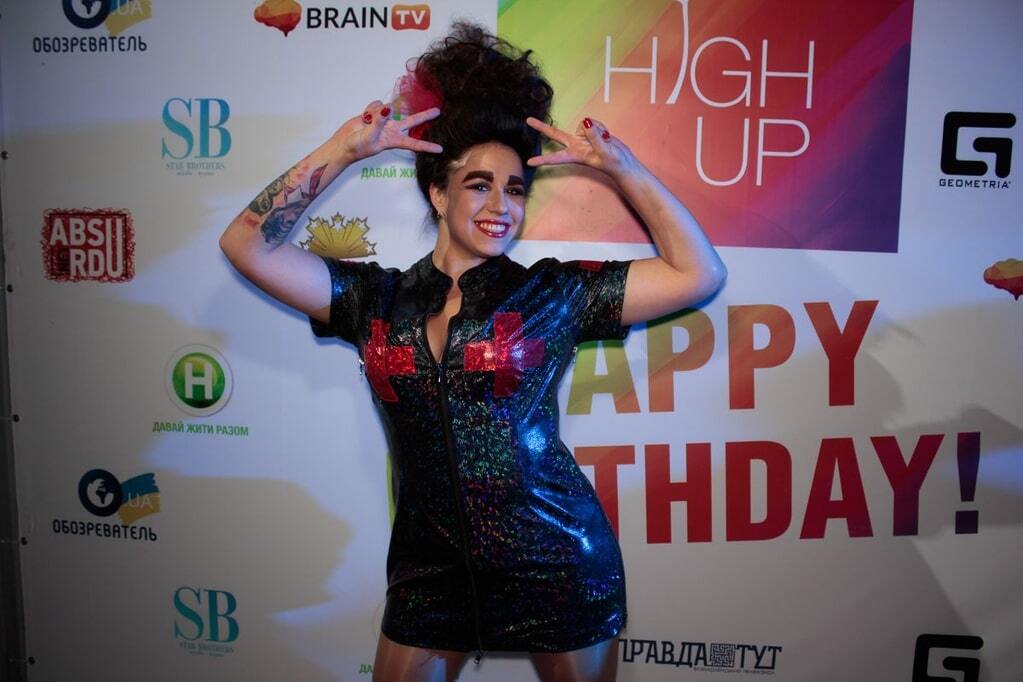 Alyosha презентовала песню на вечеринке в честь дня рождения High Up