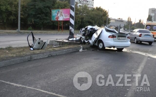 Страшная авария: в Запорожье автомобиль такси влетел в билборд 