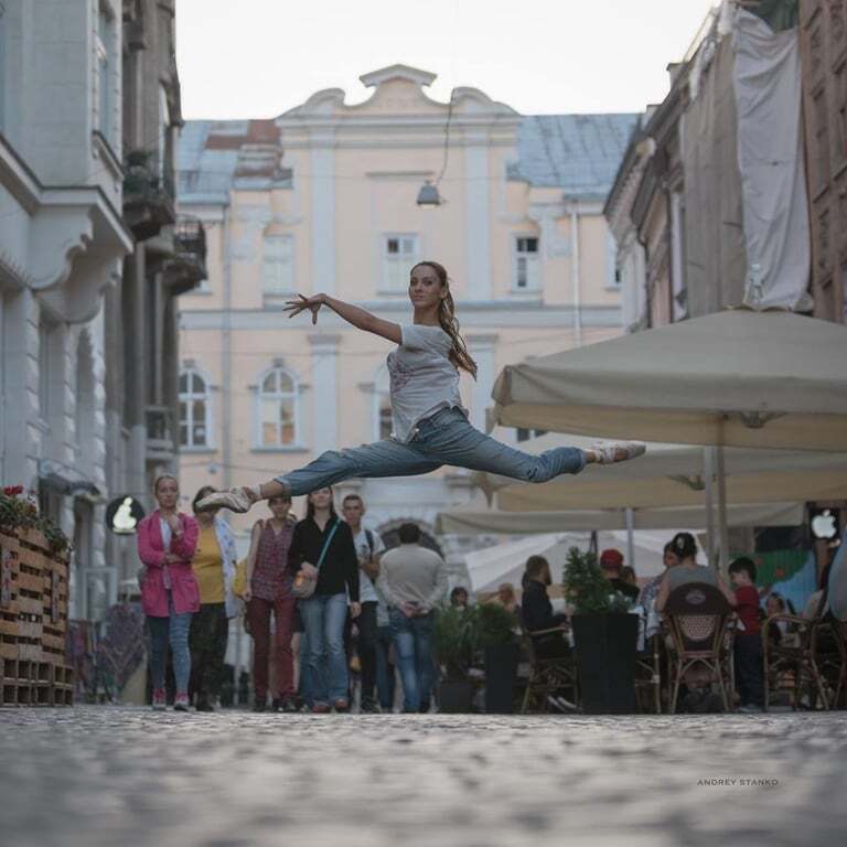 Львов танцует: балерины взмыли в небо над украинским Парижем