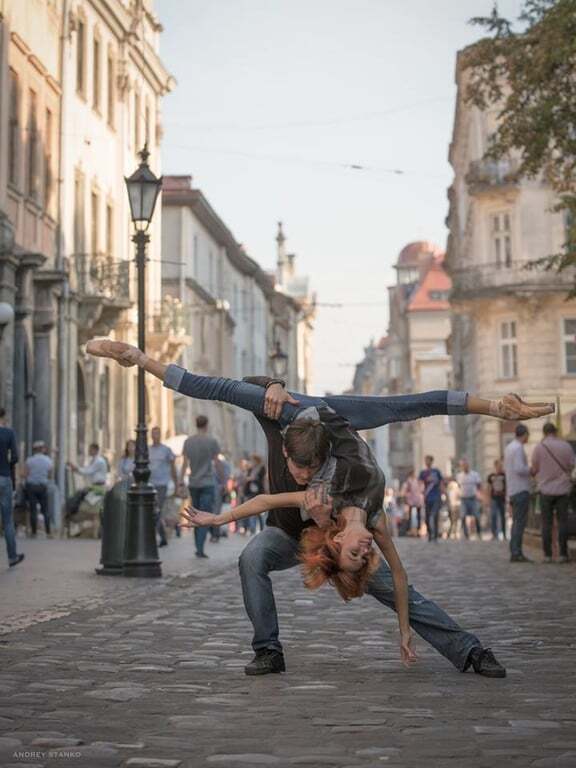 Львов танцует: балерины взмыли в небо над украинским Парижем