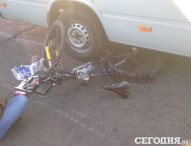 Неожиданно открыл дверь: в Киеве в ДТП пострадала велосипедистка