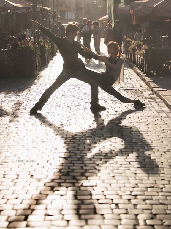 Львов танцует: балерины взмыли в небо над украинским Парижем