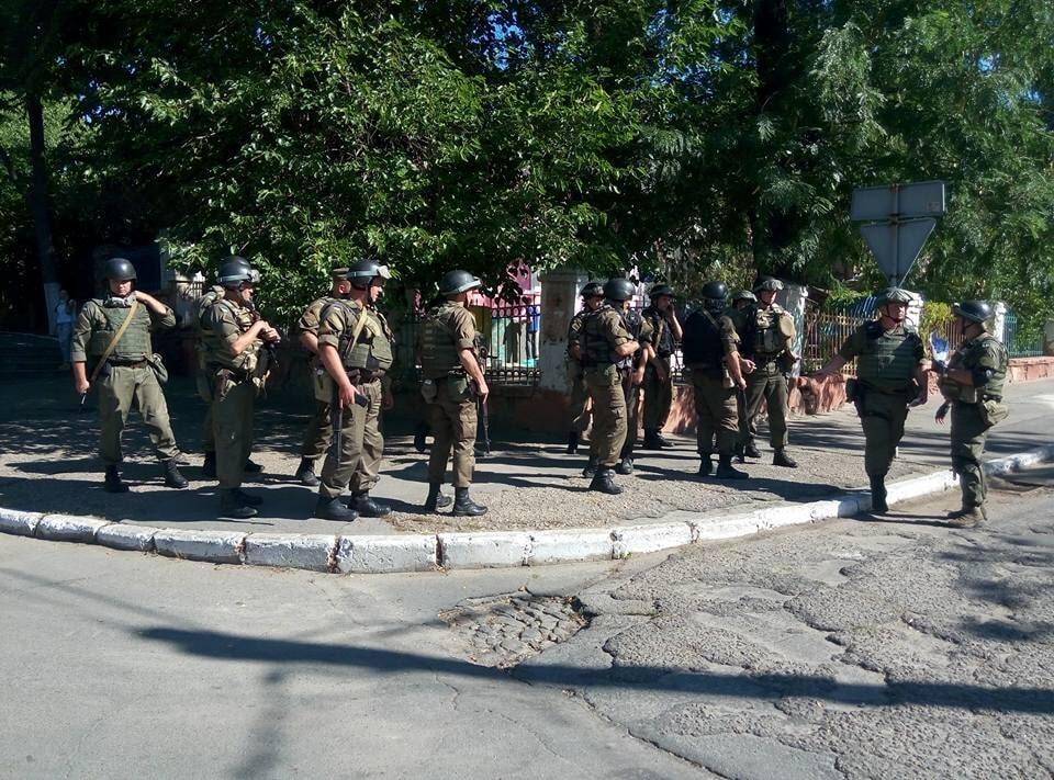 В Херсоне вооруженные военные, СБУ и полиция перекрыли центр города. Фотофакт