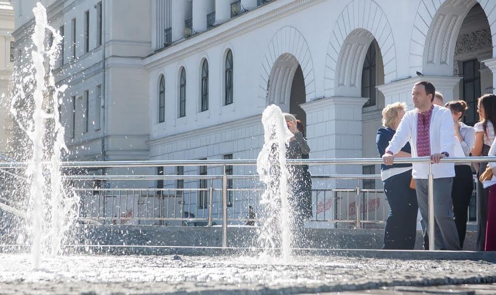 В Киеве на Майдане запустили каскадный фонтан. Опубликовано видео