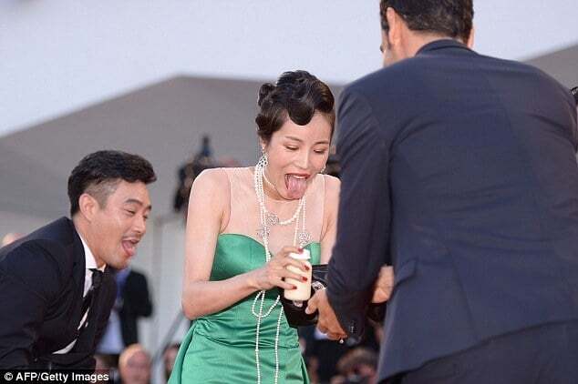Який конфуз: корейська актриса впала на червоній доріжці у Венеції