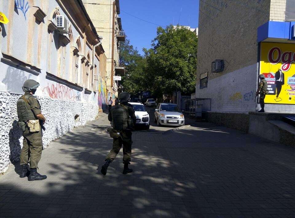 В Херсоне вооруженные военные, СБУ и полиция перекрыли центр города. Фотофакт