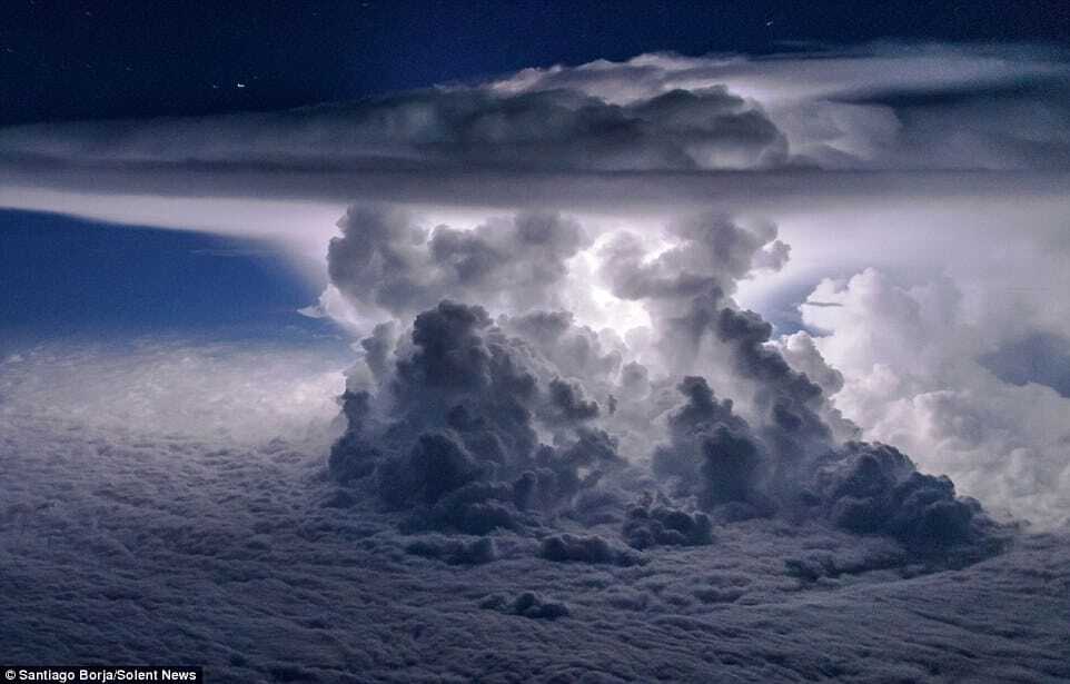 Апокалипсис рядом: пилот показал, как выглядят штормовые облака 