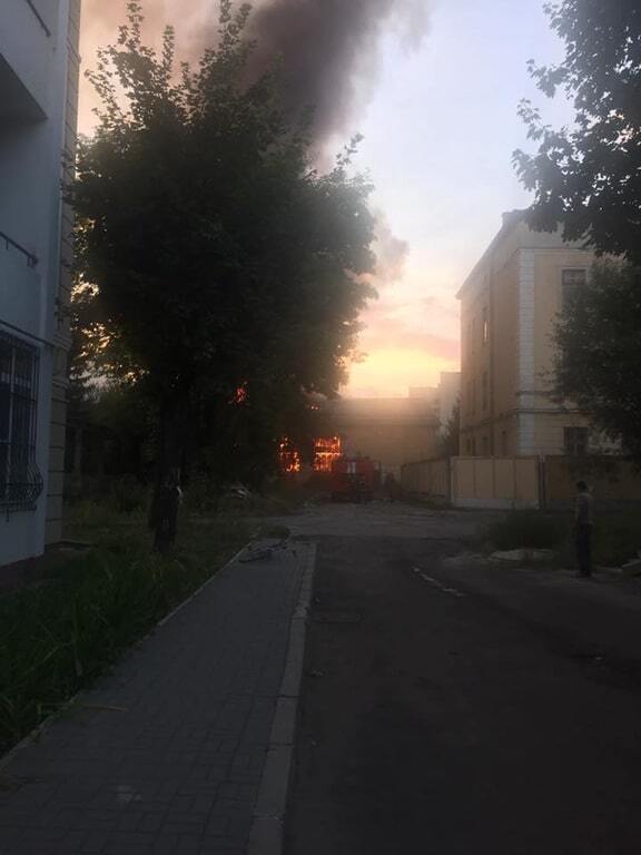 Во Львове загорелась старая воинская часть: опубликованы фото и видео