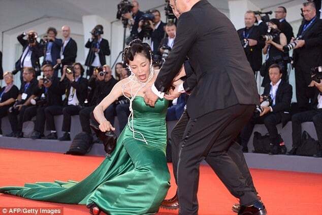 Який конфуз: корейська актриса впала на червоній доріжці у Венеції