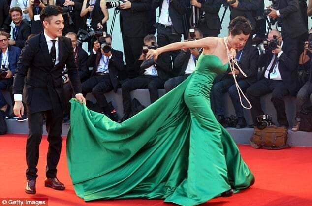 Какой конфуз: корейская актриса упала на красной дорожке в Венеции