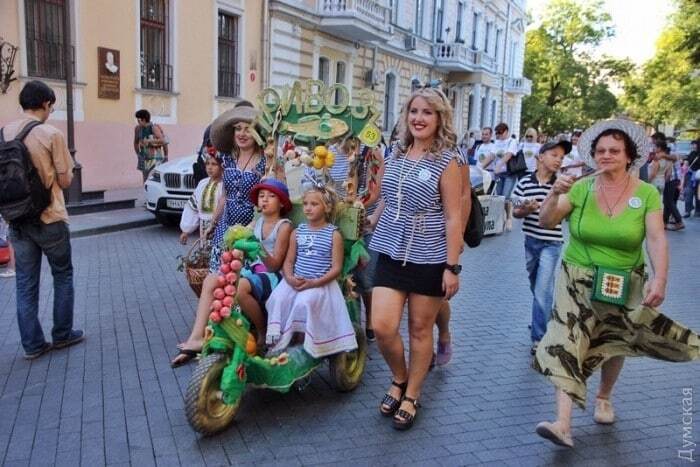 От бэтмена до кастрюли борща: в Одессе состоялся ежегодный парад детских колясок. Опубликованы яркие фото