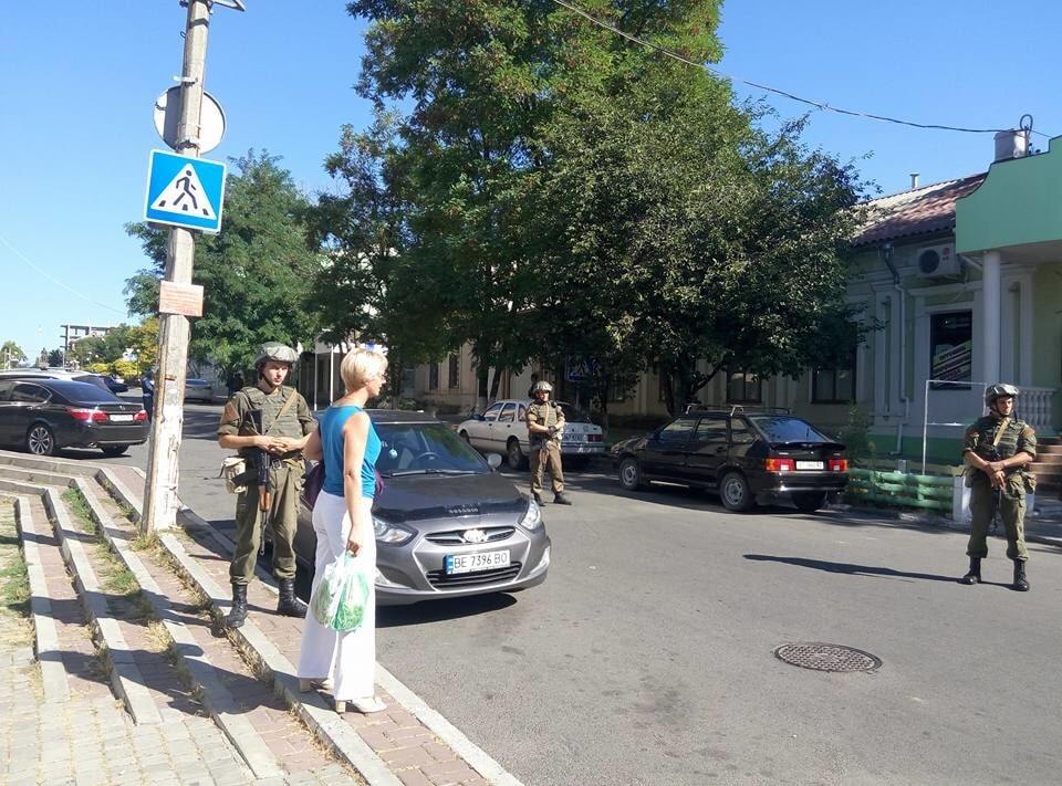 В Херсоне вооруженные военные, СБУ и полиция перекрыли центр города. Фотофакт