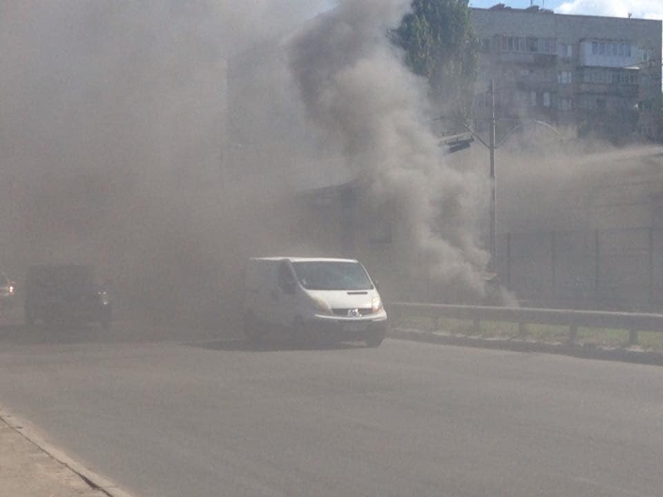 В Киеве произошел масштабный пожар на станции скоростного трамвая: все подробности, фото, видео