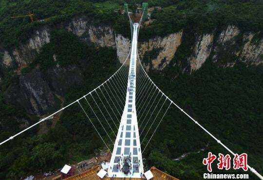 В Китае закрыли для посетителей самый длинный в мире стеклянный мост