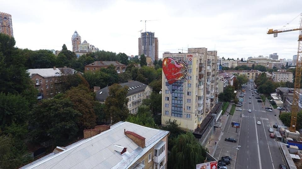 Це оманлива любов Росії: в Києві з'явився новий мурал