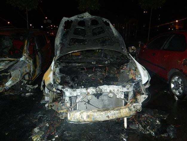 В Киеве ночью подожгли авто: в полиции сообщили подробности ЧП