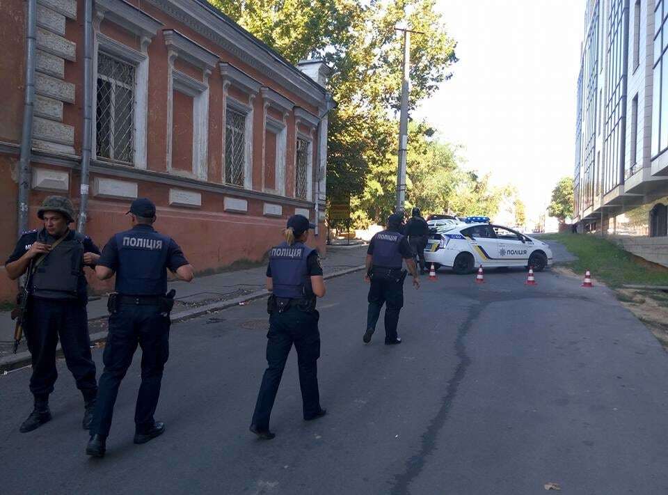 В Херсоне вооруженные военные, СБУ и полиция перекрыли центр города. Фотофакт