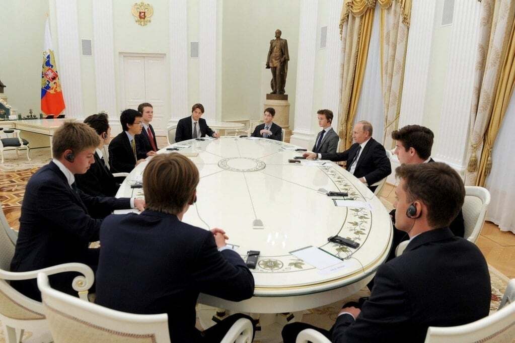 "Не для прессы": Кремль ринулся удалять фото Путина с британскими студентами