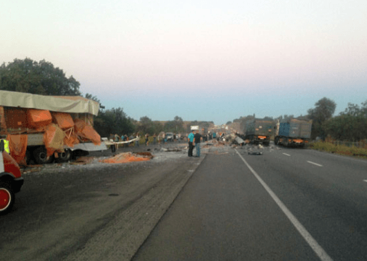 На Полтавщині зіткнулися три вантажівки: є загиблі