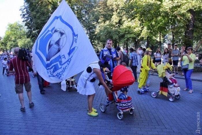 От бэтмена до кастрюли борща: в Одессе состоялся ежегодный парад детских колясок. Опубликованы яркие фото