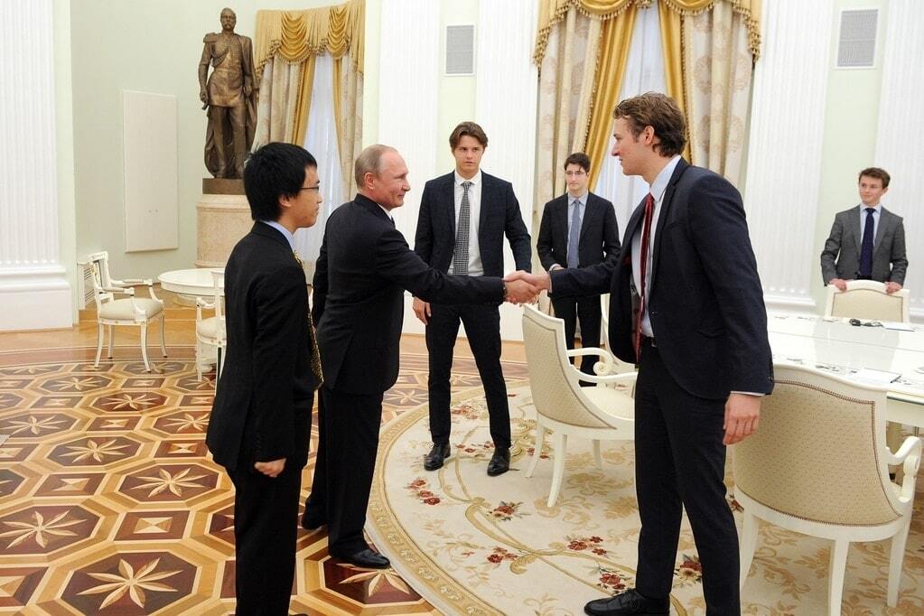 "Не для преси": Кремль кинувся видаляти фото Путіна з британськими студентами
