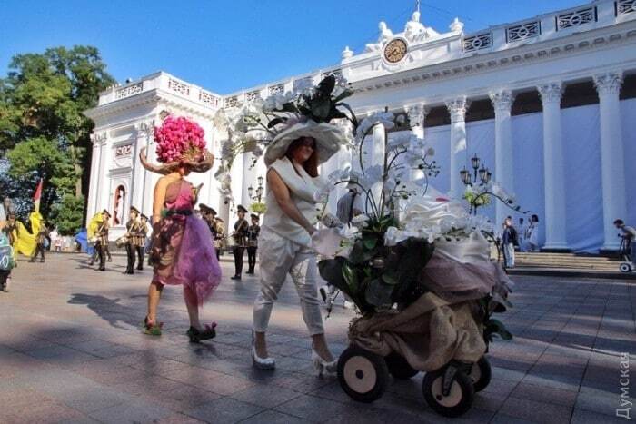 От бэтмена до кастрюли борща: в Одессе состоялся ежегодный парад детских колясок. Опубликованы яркие фото