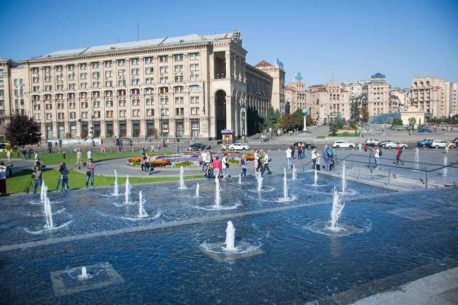 В Киеве на Майдане запустили каскадный фонтан. Опубликовано видео
