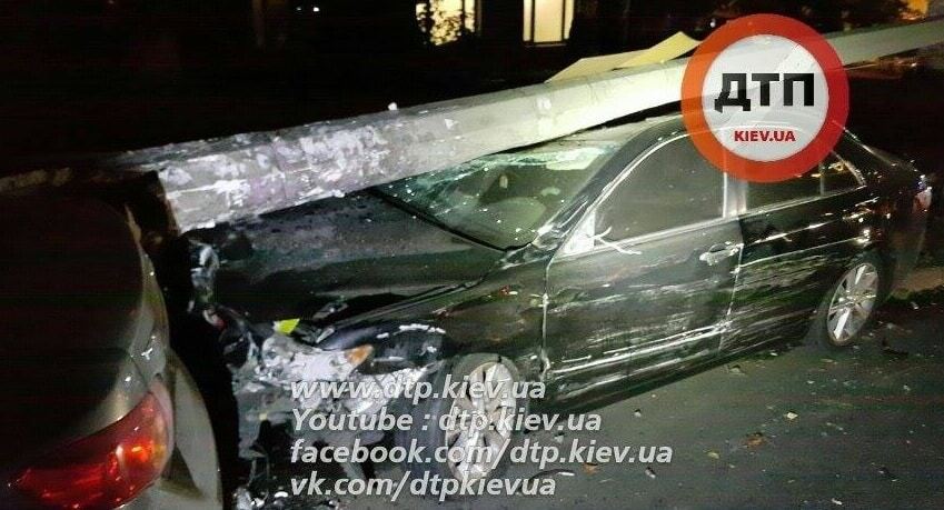 Масштабное ДТП в Киеве: на автомобиль упал столб