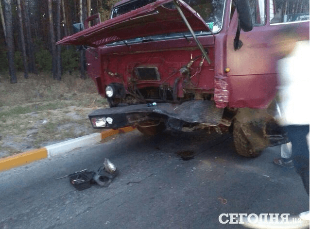 Смертельная авария под Киевом: ВАЗ вылетел на встречную полосу и врезался в КамАЗ. Опубликованы фото