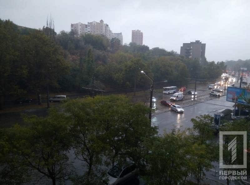 В Одессе ливень затопил улицы и остановил транспорт