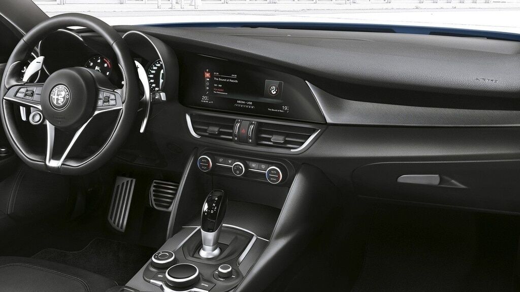 У Alfa Romeo Giulia появится "быстрая" модификация Veloce: фото