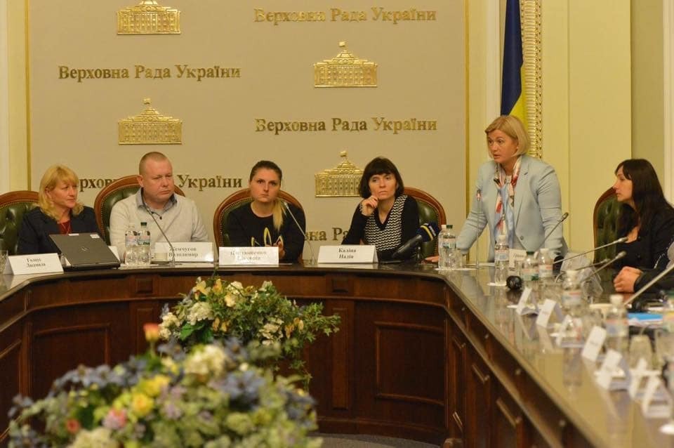 Испытали шок: евродепутаты встретились с освобожденными заложниками террористов "Л/ДНР" – фотофакт