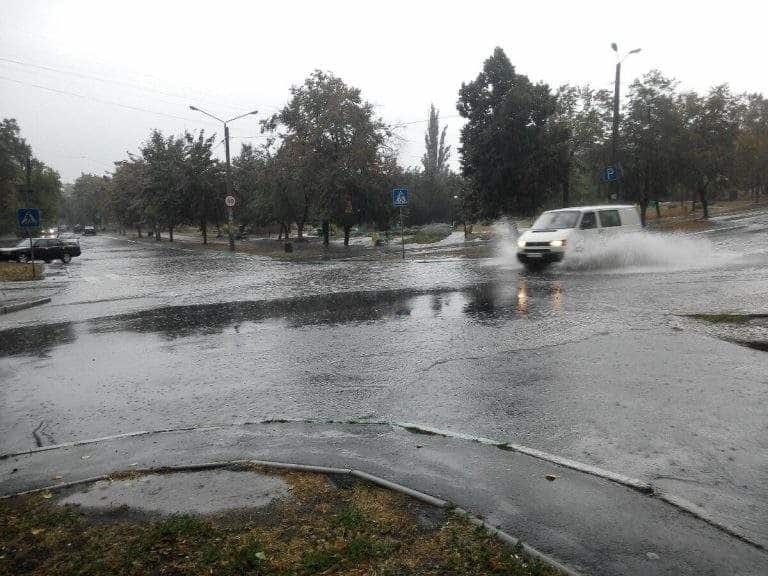 В Одессе ливень затопил улицы и остановил транспорт. Фоторепортаж