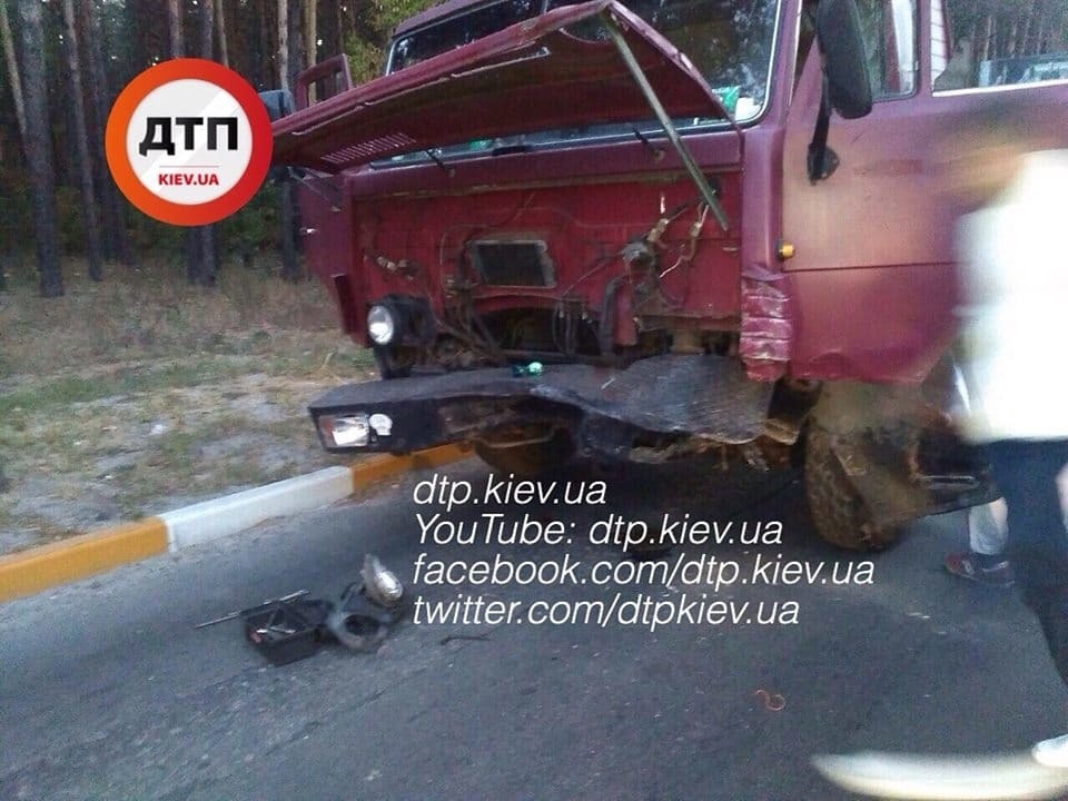 Смертельная авария под Киевом: ВАЗ вылетел на встречную полосу и врезался в КамАЗ. Опубликованы фото