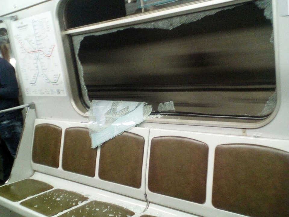 В киевском метро хулиганы разбили окно в вагоне: опубликовано фото 