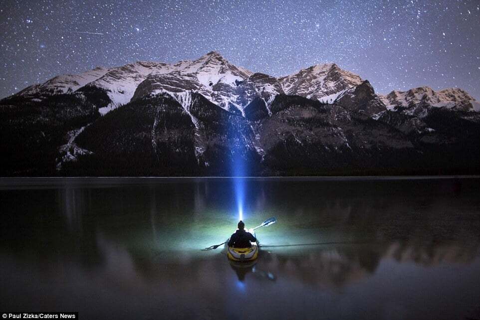 Путешественник сделал завораживающие снимки северного сияния в горах Канады: фотофакт