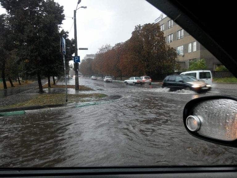 В Одессе ливень затопил улицы и остановил транспорт. Фоторепортаж