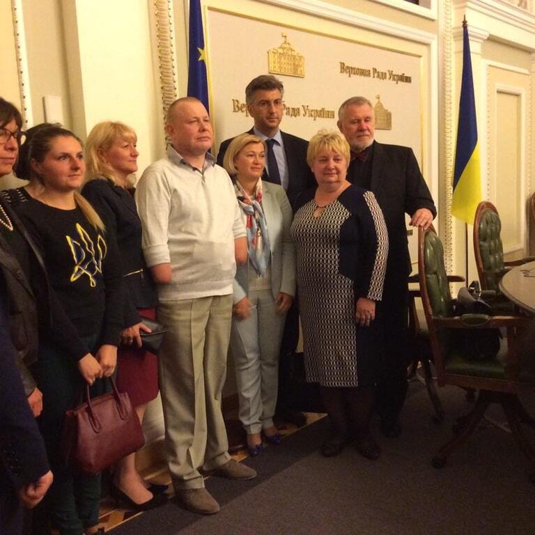 Испытали шок: евродепутаты встретились с освобожденными заложниками террористов "Л/ДНР" – фотофакт