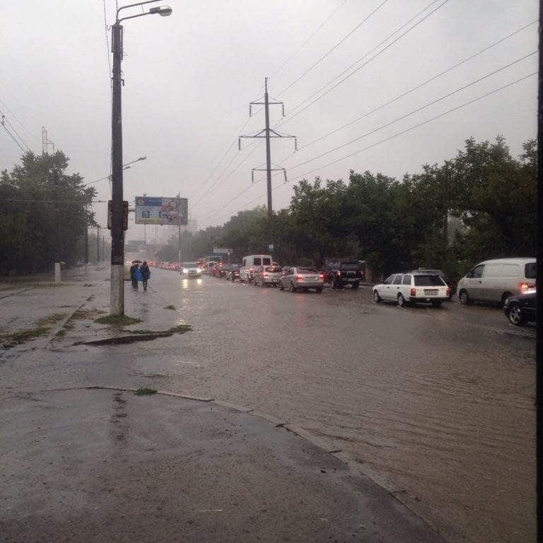 В Одессе ливень затопил улицы и остановил транспорт. Фоторепортаж