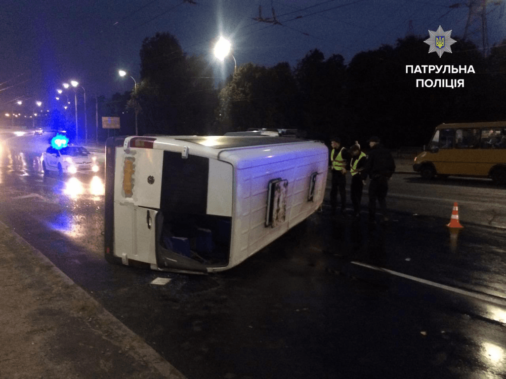 В Запорожье перевернулась маршрутка с пассажирами