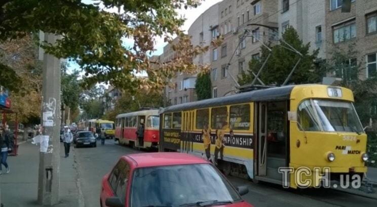 В Киеве джип "героя парковки" парализовал движение трамваев
