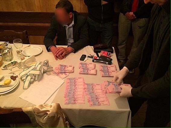 На Днепропетровщине на взятке в 140 тыс. грн поймали чиновника из Госслужбы по вопросам труда. Опубликованы фото