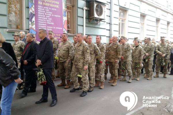 Прийшли сотні людей: в Києві попрощалися із загиблим заступником голови АП Тарановим